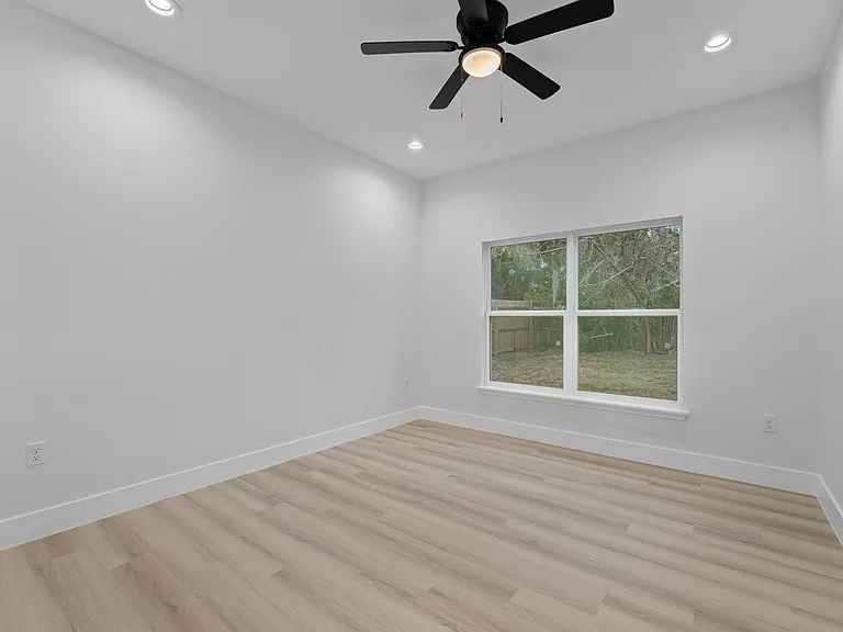 5437 Brownell St — Photo 16