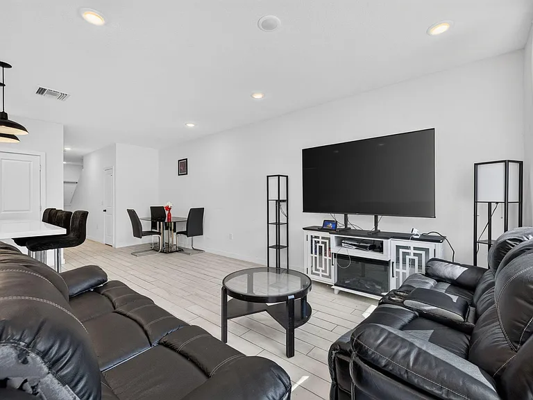608 NE Waters Edge Ln — Photo 15