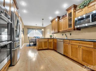 22 Barbara St, Kendall Park, NJ 08824