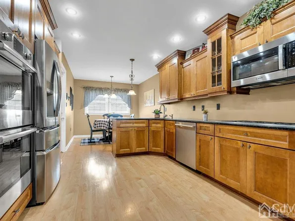 22 Barbara St, Kendall Park, NJ 08824