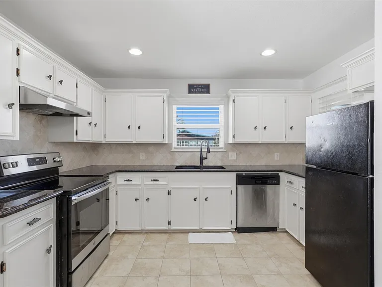 375 Ling St — Photo 6