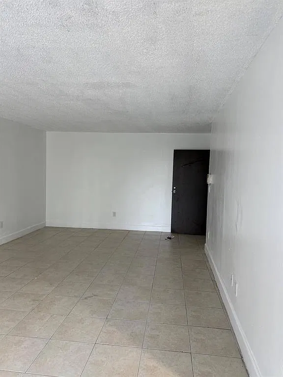 2 bed, 1036 sqft, $1,900 — Photo 3