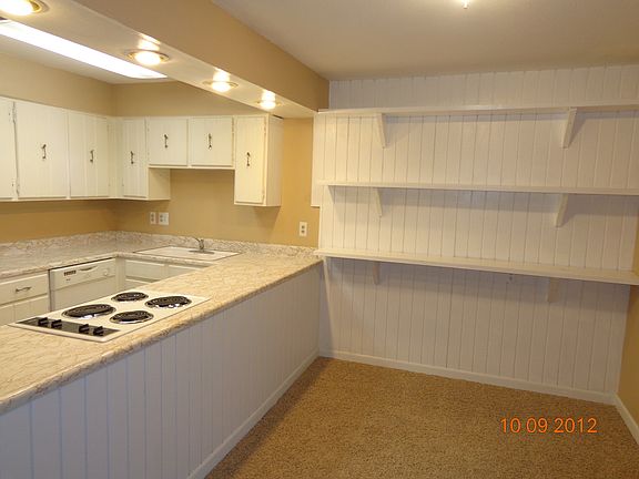 Kitchen w Builtins & Dining
