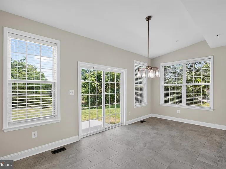 6816 Barlowe Ct — Photo 12