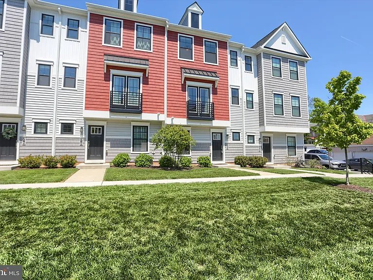 320 Walnut St — Photo 2