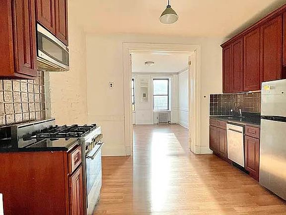 4th image of 607 E 11th St APT 17