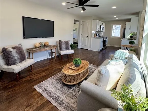 5112 Maple St, Mission, KS 66202