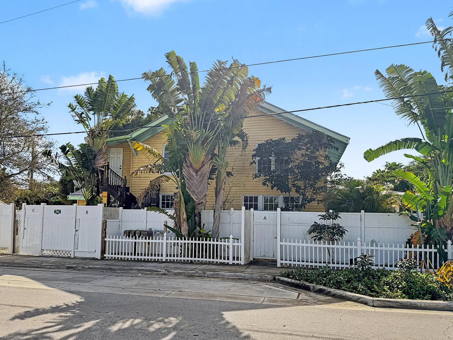 2 bed, 2.0 bath, 1100 sqft, $2,600 — Photo 2