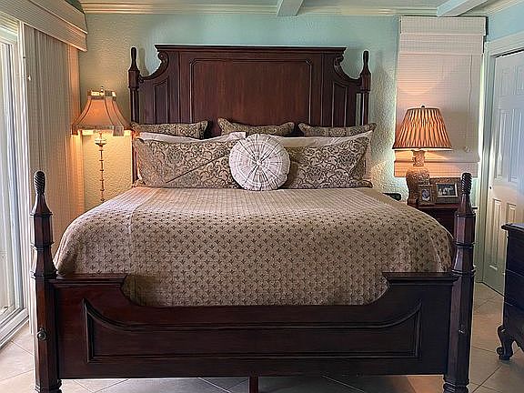 Master Bedroom - King bed 