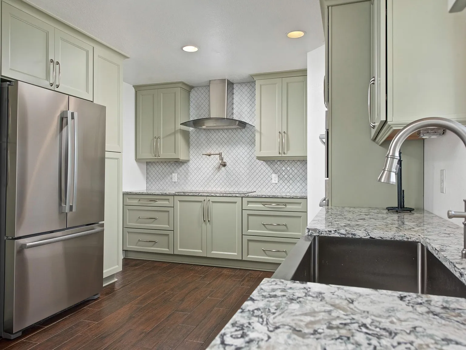 3 bed, 2500 sqft, $3,950 — Photo 3