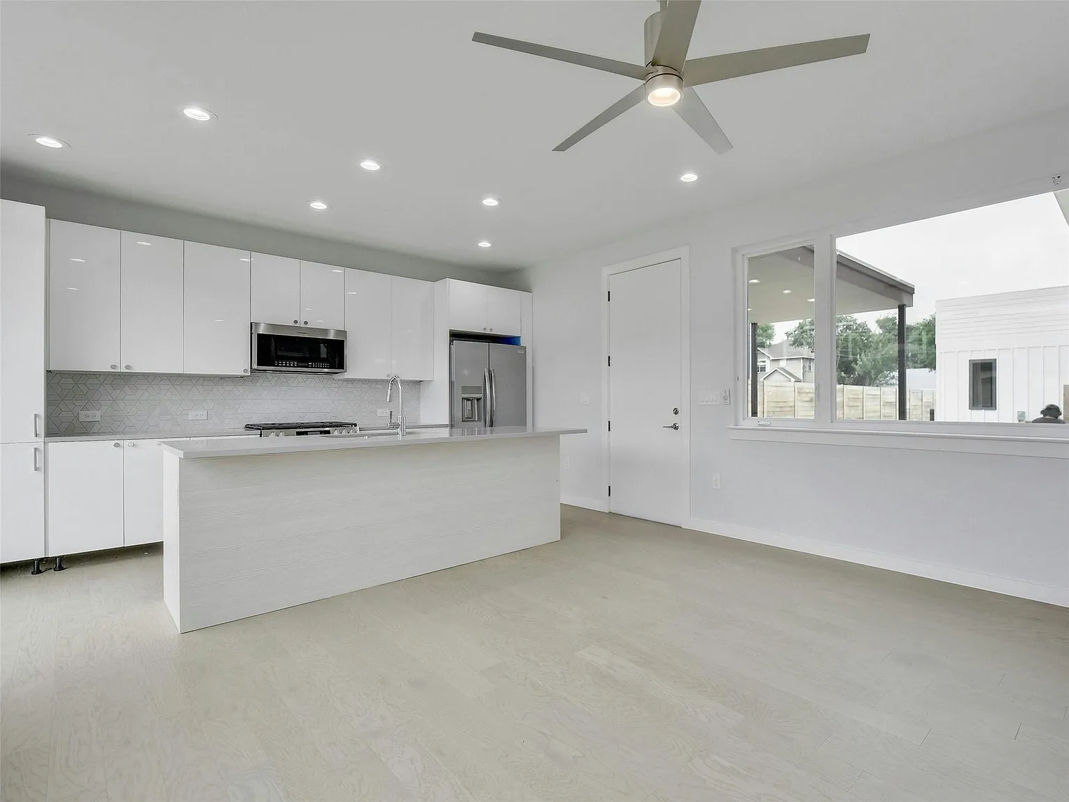2 bed, 2.0 bath, 1083 sqft, $2,100 — Photo 3