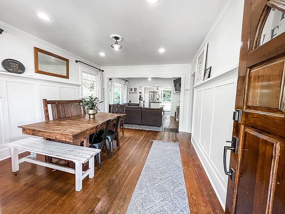 From the front door you can see all the way to the backyard. Allows for a wonderful breeze and fresh airflow.