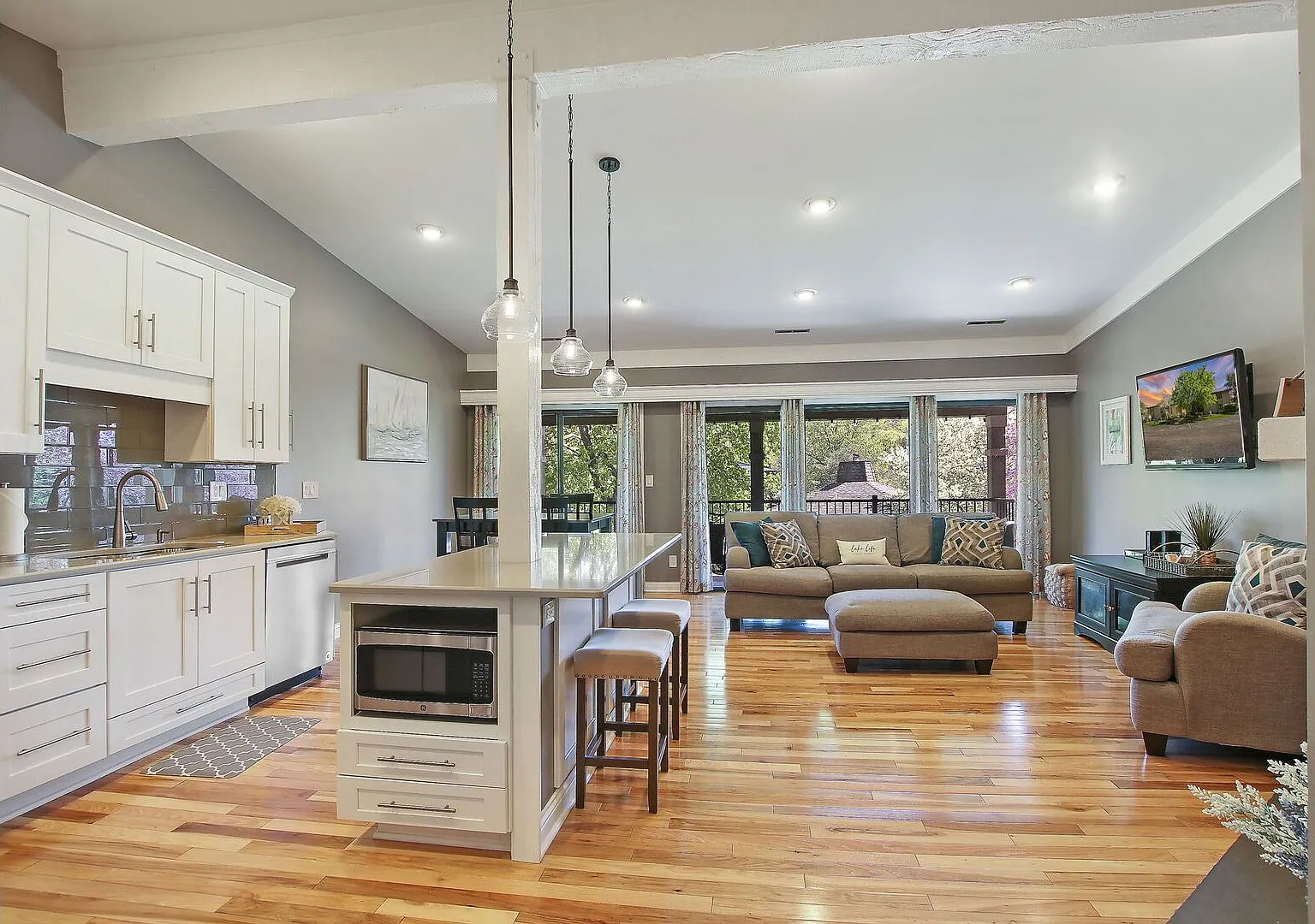 Luxury Abbey Villa Near Lake Geneva Available for Monthly & Mid-Term Rentals — Photo 2