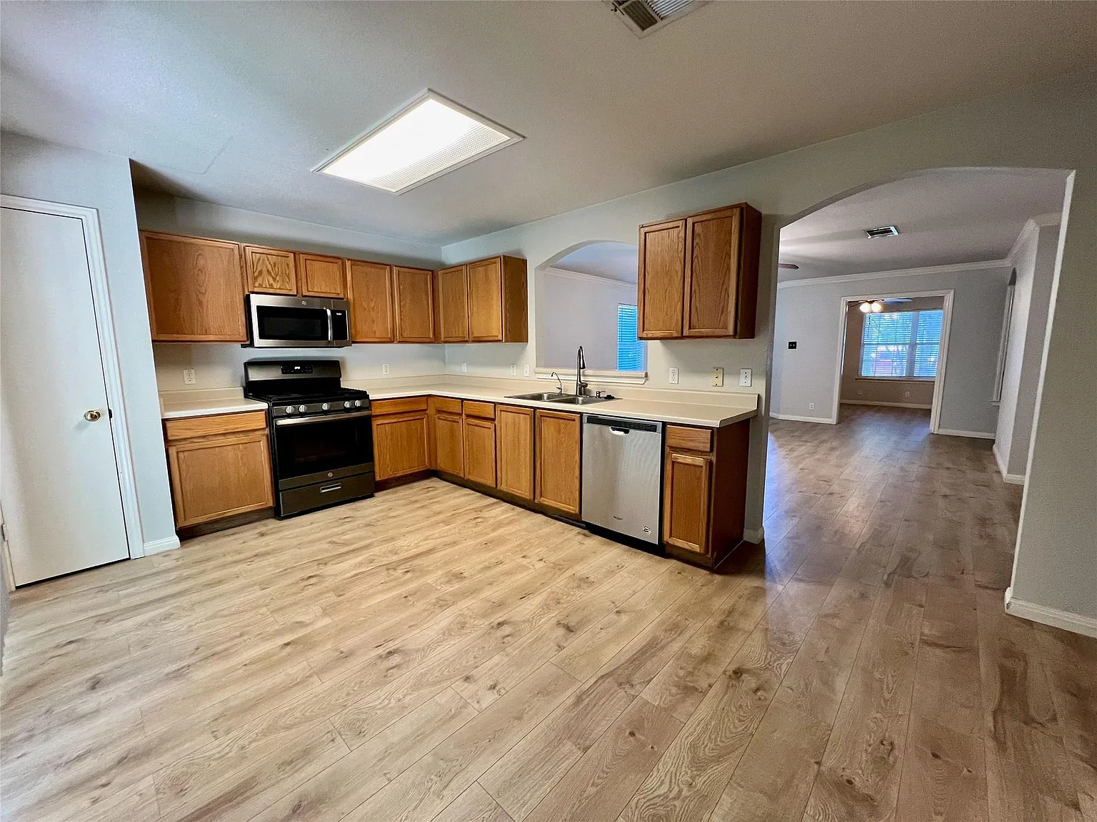 3 bed, 2.0 bath, 1579 sqft, $1,880 — Photo 3