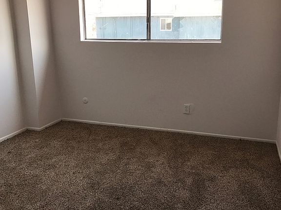 5th image of 4252 Woodlawn Ave APT 12
