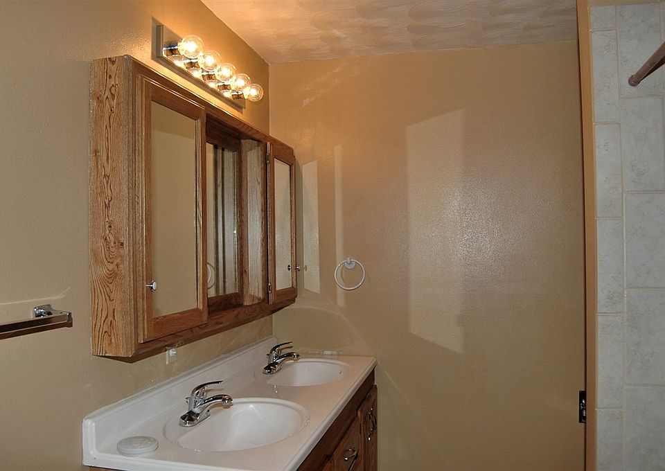 1st image of 631 E 18th St
