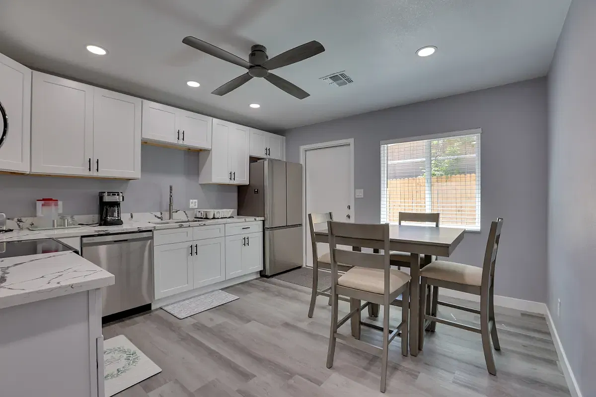 2140 W Vista Ave — Photo 4
