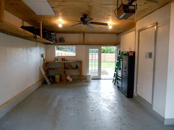 3rd image of 1126 E Portage Ave