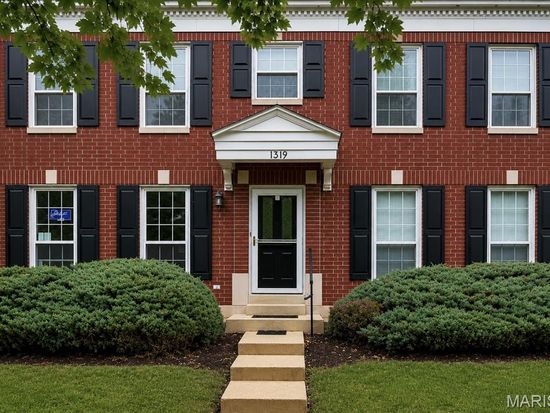 1319 Parkview Estates Dr, Ballwin, MO 63021