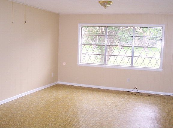 3rd image of 200 Larkspur Ln