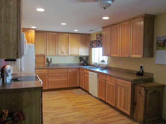 3rd image of 90 White Dr