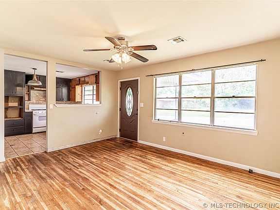 3rd image of 212 E 2nd Ave
