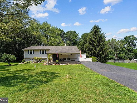 3rd image of 1113 Leslie Rd