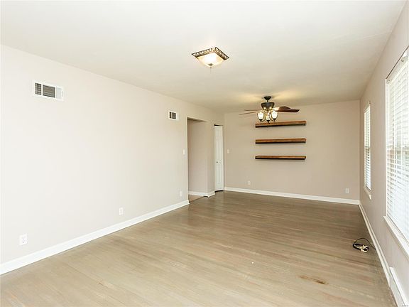 3rd image of 10423 Roscommon Dr