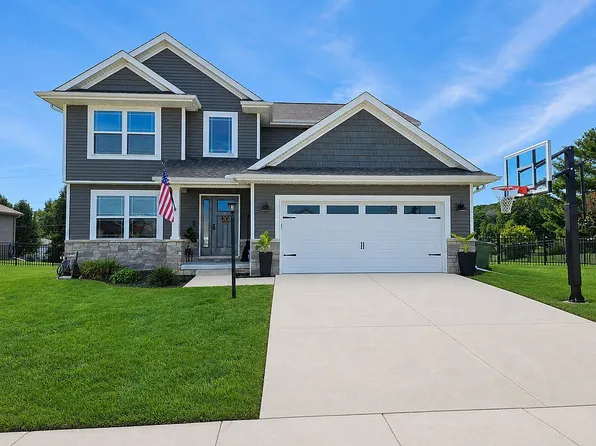 705 Red Bud Dr, Mahomet, IL 61853