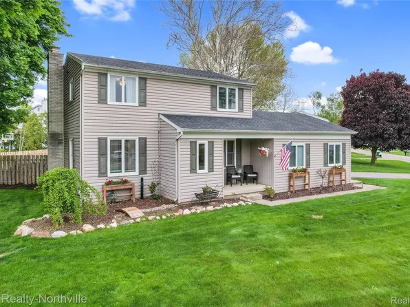 1929 Hopkins Dr, Wixom, MI 48393