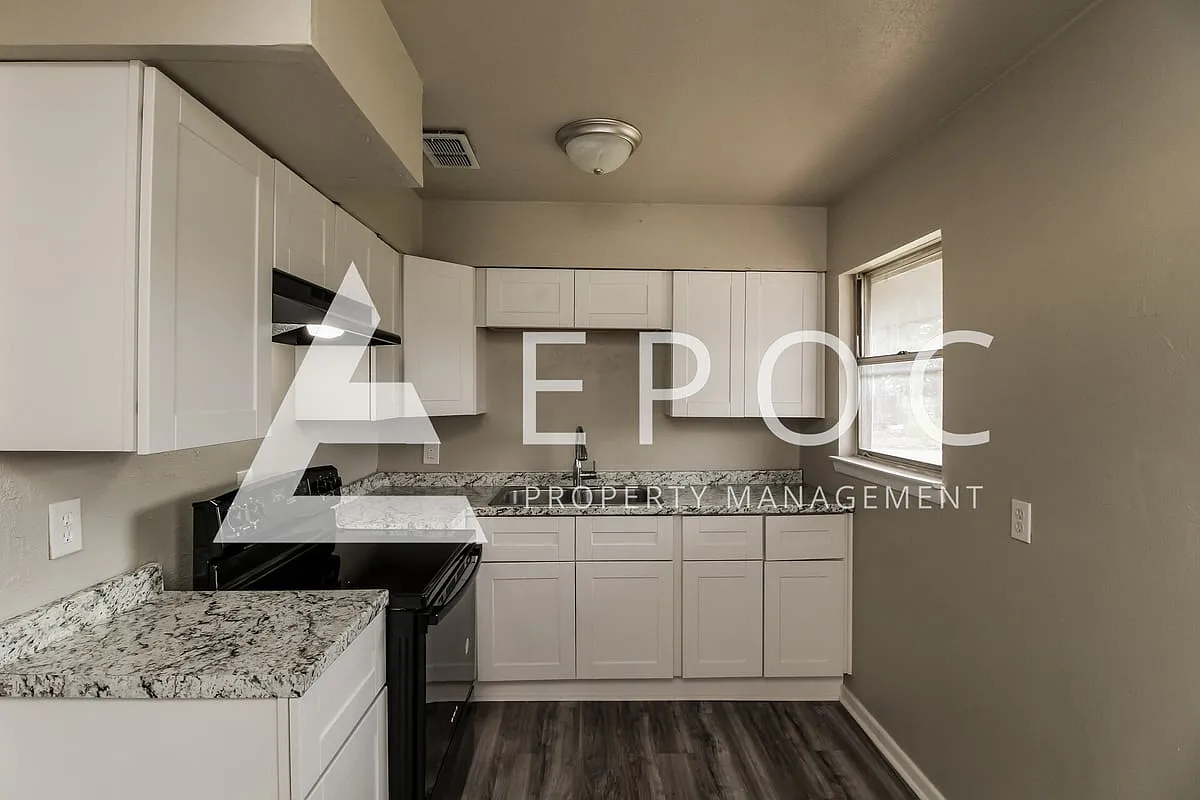 1401 Phoenix Dr — Photo 3