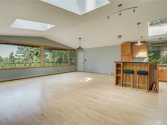 5th image of 237 208th Ave NE