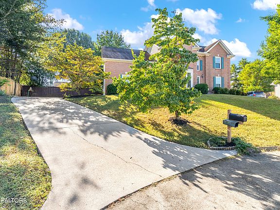 2nd image of 604 Crestwicke Ln