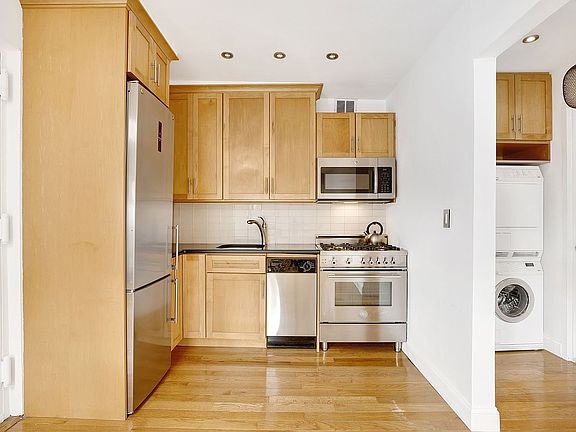 2nd image of 214 Avenue C #C