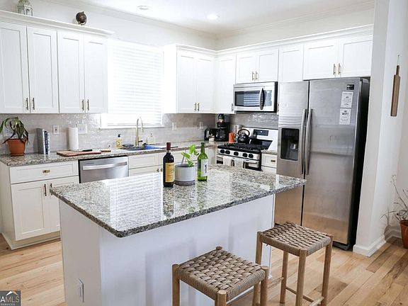 3rd image of 1012 Parsons St SW