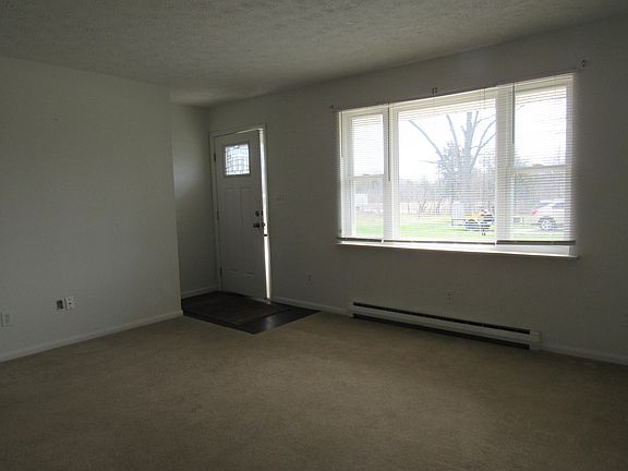 5th image of 65 Vinewood Ct