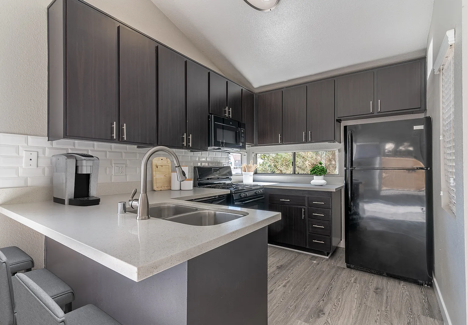 Del Flora Apartments — Photo 4