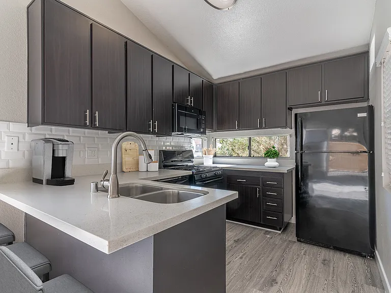 Del Flora Apartments — Photo 4