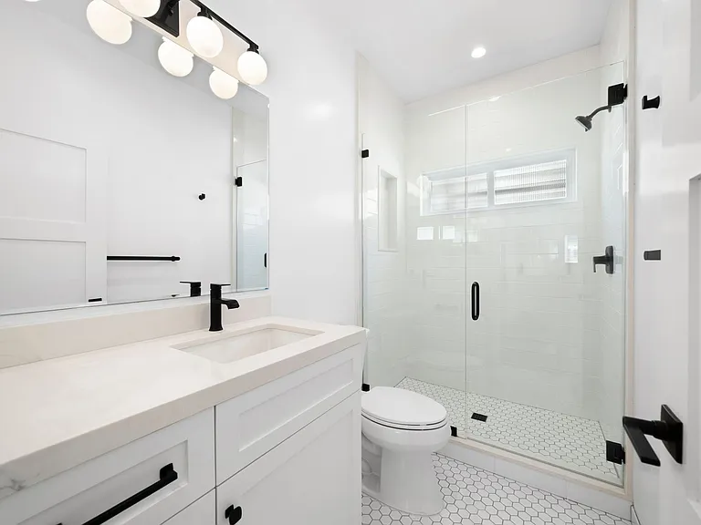 1637 Irvine Ave — Photo 10