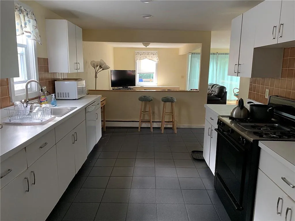 4 bed, 1.5 bath, 2000 sqft, $3,200 — Photo 4