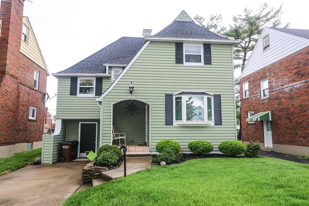 8318 Jadwin St photo 1