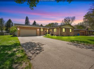 941 Crestview Dr, Vermillion, SD 57069