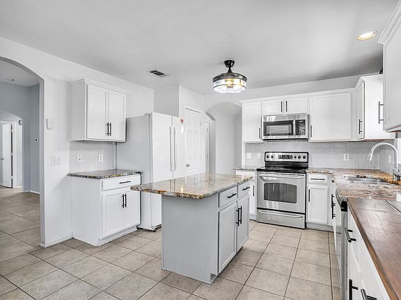 3rd image of 200 Sandy Ln