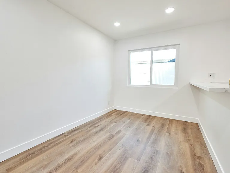 232 W 3rd St — Photo 4