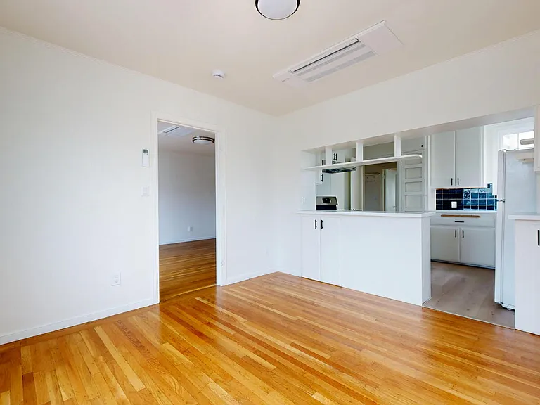 2337 Judah St — Photo 4