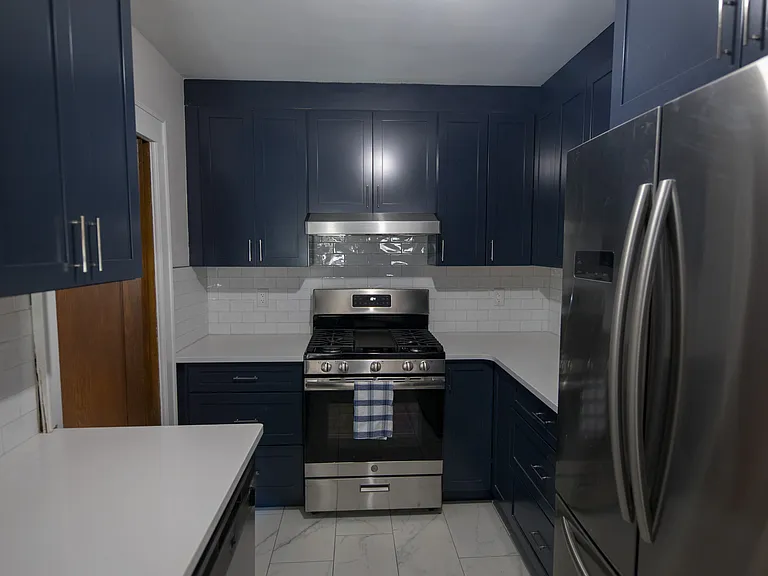 856 Bronson Ave — Photo 16