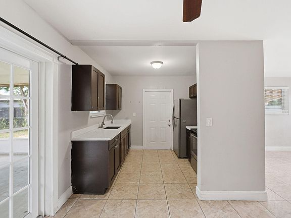 4th image of 3100 SW 33rd Avenue