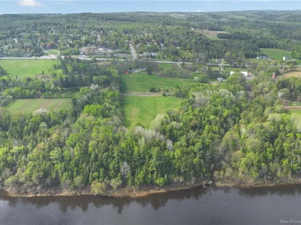 3175A Woodstock Rd, Fredericton, NB E3C 1P3
