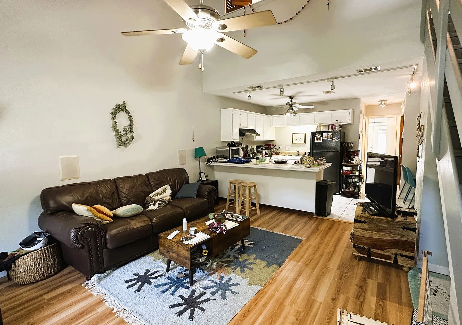 Awesome 2/2 W/ Washer/Dryer, Vaulted Ceilings, Split Plan, Fenced In Yard, & More! Walk/Bike To F... — Photo 2
