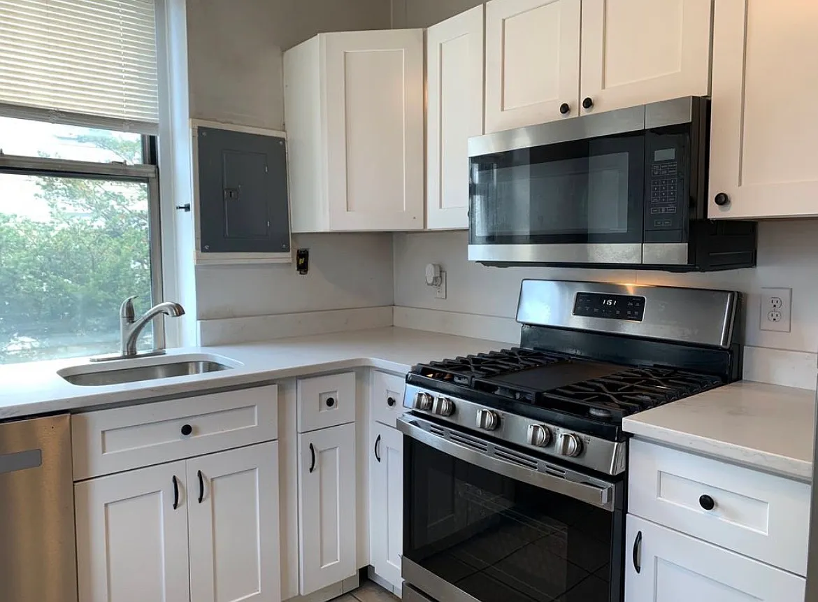 4 bed, 1000 sqft, $2,995 — Photo 2